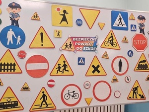 tablica poglądowa ze znakami drogowymi