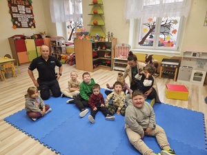 spotkanie z dziećmi policjanta w ramach akcji bezpieczna droga do szkoły