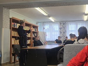 spotkanie policjantki z młodzieżą w ośrodku OHP w Ząbkowicach Śląskich