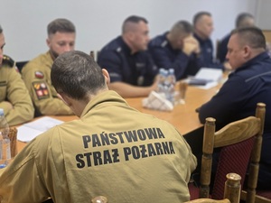 spotkanie policjantów, strażaków, z kierownictwem CPR w ząbkowickiej komendzie