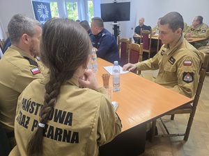spotkanie policjantów, strażaków, z kierownictwem CPR w ząbkowickiej komendzie