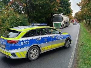 zderzenie się dwóch pojazdów, na drodze w dzień, działania policji i straży pożarnej