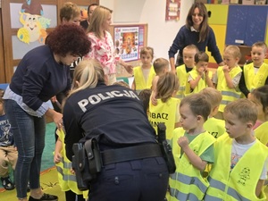 spotkanie policjantem z dziećmi w przedszkolu