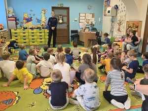 spotkanie policjantem z dziećmi w przedszkolu