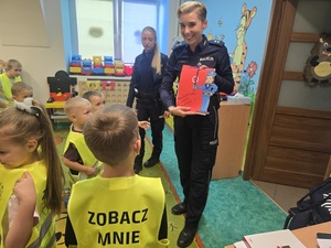 spotkanie policjantem z dziećmi w przedszkolu