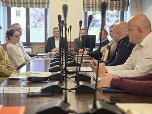 spotkanie służb w Urzędzie Miasta, rozmowa przy stole