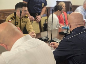 spotkanie służb w Urzędzie Miasta, rozmowa przy stole
