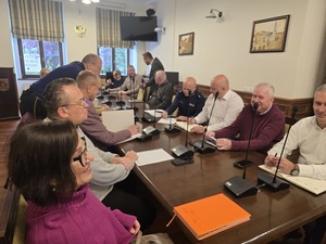 spotkanie służb w Urzędzie Miasta, rozmowa przy stole