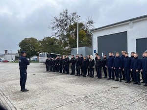 uczniowie z klas policyjnych z wizytą w Komendzie Wojewódzkiej Policji we Wrocławiu, wraz z policjantami