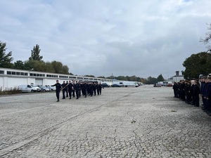 uczniowie z klas policyjnych z wizytą w Komendzie Wojewódzkiej Policji we Wrocławiu, wraz z policjantami