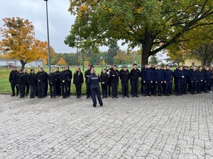 uczniowie z klas policyjnych z wizytą w Komendzie Wojewódzkiej Policji we Wrocławiu, wraz z policjantami