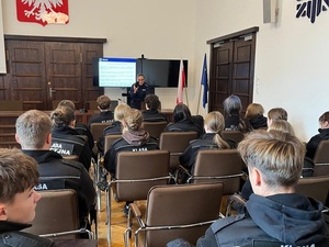 uczniowie z klas policyjnych z wizytą w Komendzie Wojewódzkiej Policji we Wrocławiu, wraz z policjantami, wykład policjantki