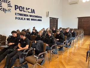 uczniowie z klas policyjnych z wizytą w Komendzie Wojewódzkiej Policji we Wrocławiu, wraz z policjantami