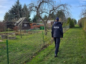 policjantka w mundurze na ogródkach działkowych