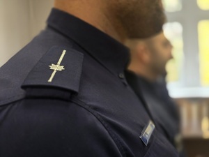 policjanci otrzymują wyróżnienia i akty mianowania z rąk Komendanta Powiatowego Policji w świetlicy komendy, wszyscy umundurowani