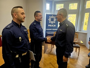 policjanci otrzymują wyróżnienia i akty mianowania z rąk Komendanta Powiatowego Policji w świetlicy komendy, wszyscy umundurowani
