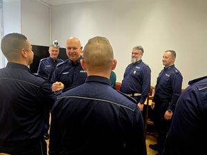 policjanci otrzymują wyróżnienia i akty mianowania z rąk Komendanta Powiatowego Policji w świetlicy komendy, wszyscy umundurowani