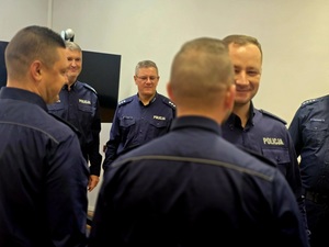 policjanci otrzymują wyróżnienia i akty mianowania z rąk Komendanta Powiatowego Policji w świetlicy komendy, wszyscy umundurowani