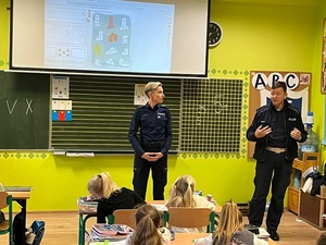 spotkanie z dziećmi w klasie, umundurowani policjanci
