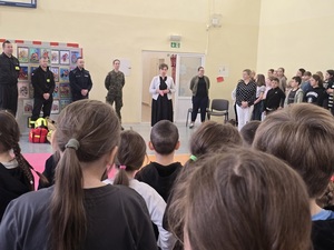 spotkanie policjantów z dziećmi młodzieżą w szkole , inne służby mundurowe i ratownicze