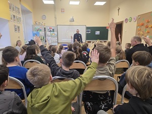 spotkanie policjantów z dziećmi młodzieżą w szkole , inne służby mundurowe i ratownicze