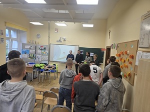 spotkanie policjantów z dziećmi młodzieżą w szkole , inne służby mundurowe i ratownicze