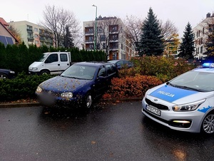 Nie zapiął pasów, a chcąc uniknąć kontroli zakończył jazdę na zaparkowanym aucie