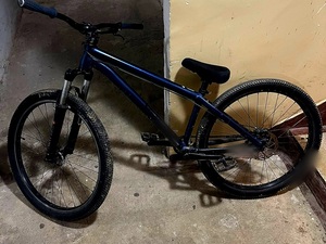 odzyskany rower, stoi w pomieszczeniu przy schodach