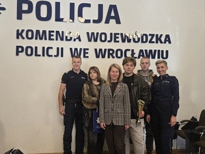 Finał Razem Bezpieczniej w KWP we Wrocławiu, młodzież i policjanci