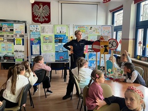 spotkanie policjantów z dziećmi w ramach akcji odblaskowa szkołą , rozdawanie odblasków