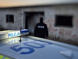 policjant sprawdza pustostany w ramach akcji