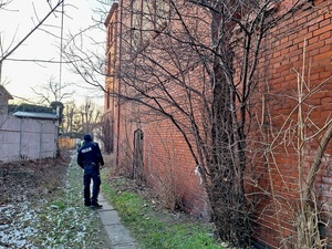 policjant sprawdza pustostany w ramach akcji