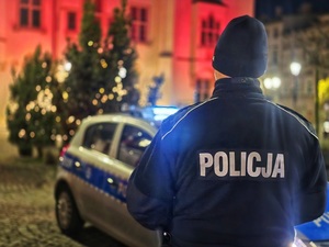 policjant i ratusz w Ząbkowicach Śl. podświetlony na czerwono