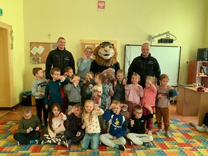 spotkanie policjantów z dziećmi w przedszkolu