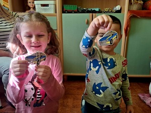 spotkanie policjantów z dziećmi w przedszkolu, odblaski radiowóz