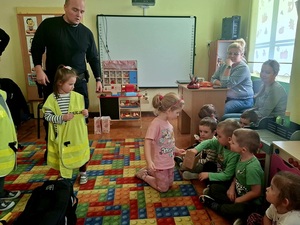 spotkanie policjantów z dziećmi w przedszkolu