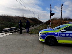 policjant i radiowóz przy torowisku