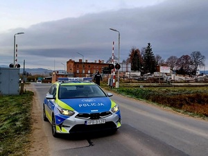 policjant i radiowóz przy torowisku