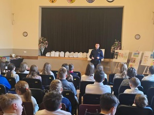 spotkanie uczniów szkół podstawowych z dzielnicowym w sali