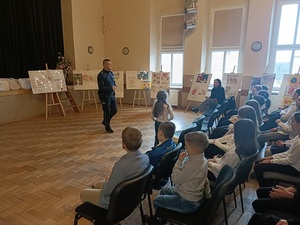spotkanie uczniów szkół podstawowych z dzielnicowym w sali