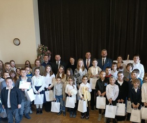 spotkanie uczniów szkół podstawowych z dzielnicowym w sali