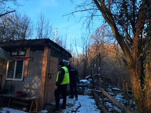 sprawdzanie pustostanów, przez policjantów w ramach akcji Zima