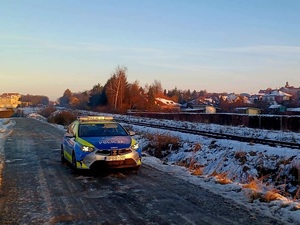 działania funkcjonariuszy w ramach operacji TOR, radiowóz, tory