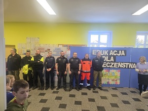 spotkanie umundurowanych policjantów z dziećmi w szkole podstawowej w Grodziszczu