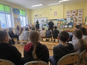 spotkanie umundurowanych policjantów z dziećmi w szkole podstawowej w Grodziszczu