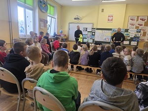 Bezpieczeństwo ma pierwszeństwo. Policyjna profilaktyka w służbie młodym mieszkańcom powiatu