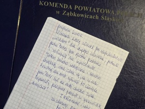 pisemne podziękowania za udzieloną pomoc na kartce papieru, napisane odręcznie