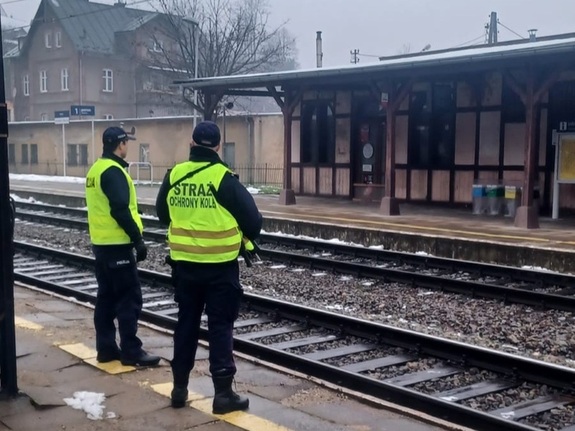 umundurowani polcjanci i radiowóz w okolicach torów, dworców , działania w ramach operacji TOR