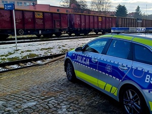 radiowóz oznakowany w okolicy torów