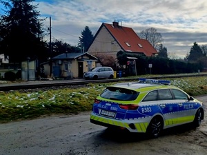radiowóz w okolicy torów